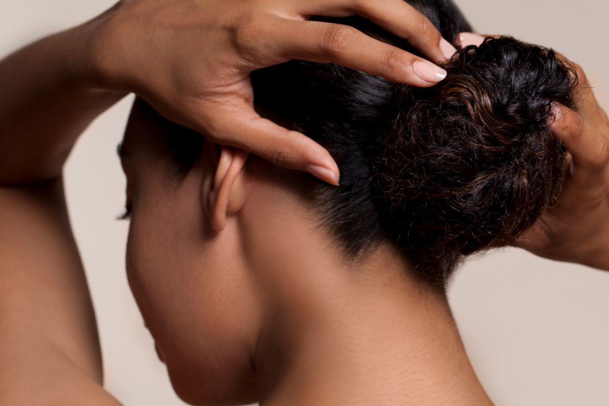 8 penteados para cabelos cacheados e ondulados que vão te inspirar