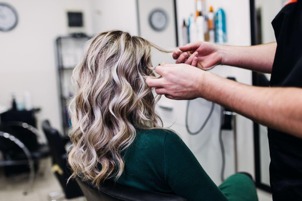 Saiba como cobrir cabelo branco com tinta loira