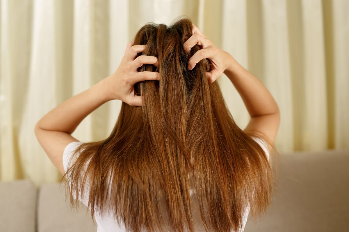 Descubra o que fazer para diminuir a oleosidade do cabelo