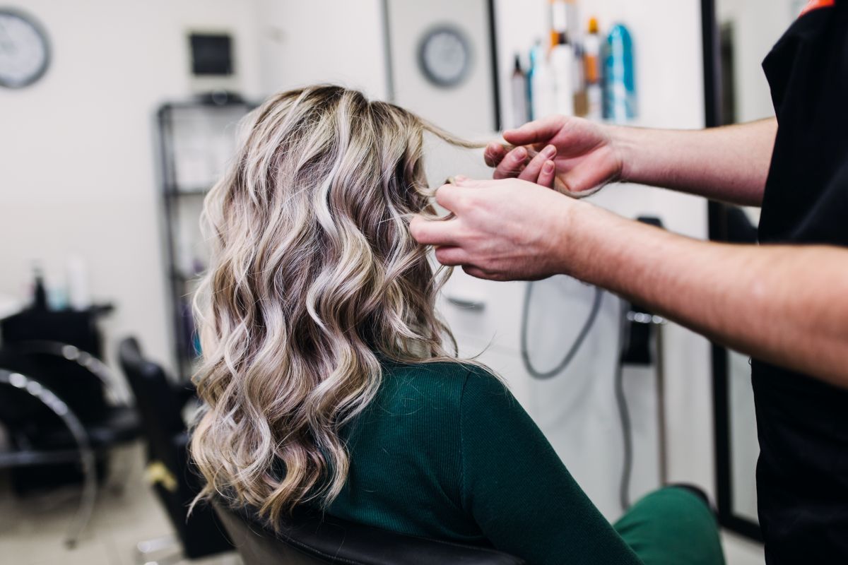 Saiba como cobrir cabelo branco com tinta loira