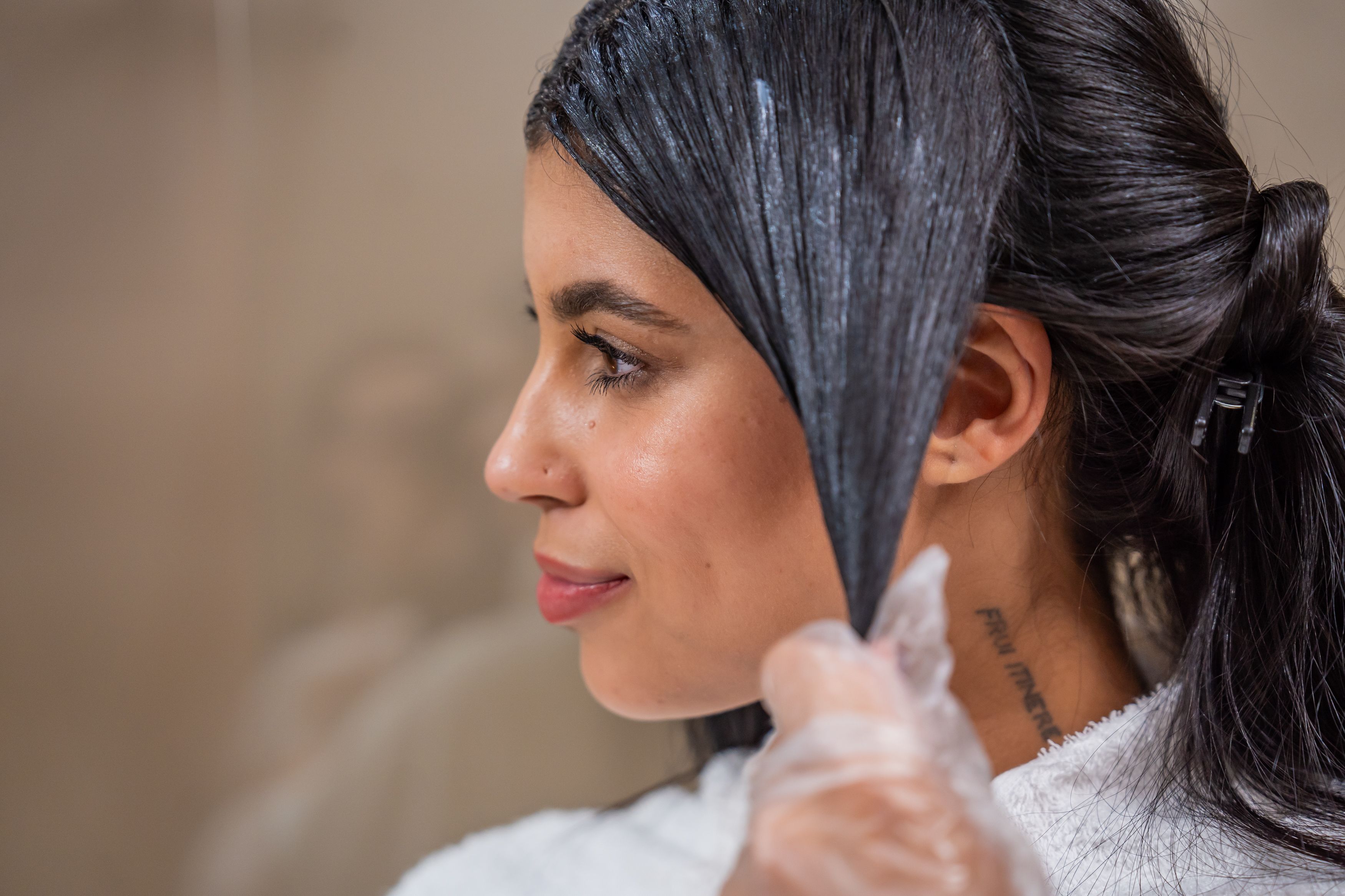 Como clarear cabelo preto tingido: guia para mudar de cor com segurança